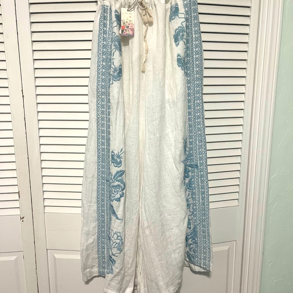 Johnny Was wide leg embroidered white linen w/light blue design down both legs.